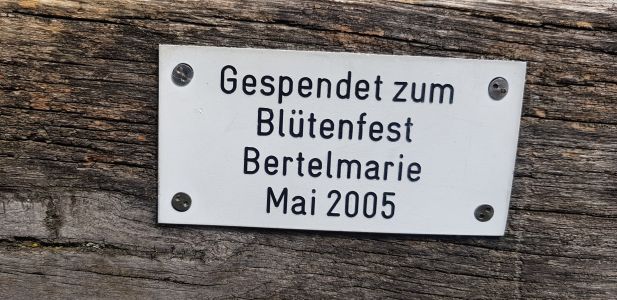 Parkbank "Blütenfest Bertelmarie" (Station 4) (Ü028)